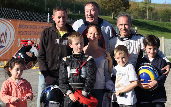Alain Sanson est ici en arrière plan, sur le circuit d'Anneville lors d'une sortie kart en famille en octobre 2010, avec ses petits-enfants, belles-filles et ses fils
