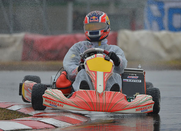 Le pilote F1 Daniil Kvyat s’échauffe en kart à Lonato