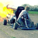 Vidéo: Un kart qui crache du feu !