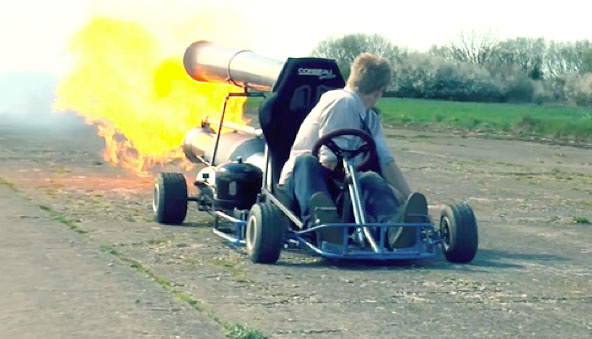 Vidéo: Un kart qui crache du feu !