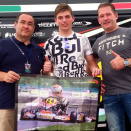 Max Verstappen découvre le poster Kart Mag à Genk