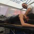 Tillett aux petits soins des pilotes à Lonato