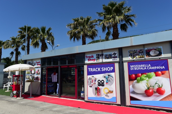 A la boutique du circuit, on peut aussi bien acheter une couronne de transmission, que de la mozzarella !!!