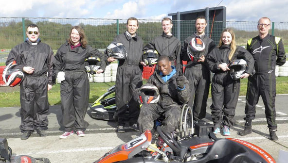 Des étudiants en situation de handicap sur des karts…