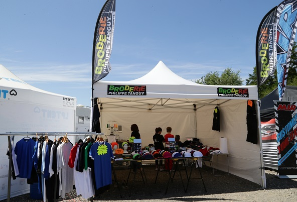 Des stands d’exposition, un traiteur pour les repas…