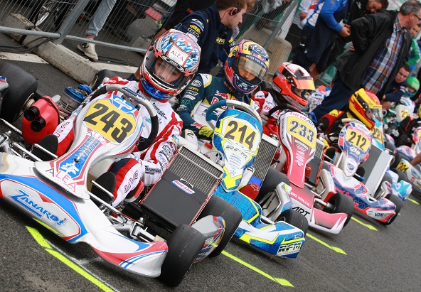 Hadrien David devant trois jeunes aux noms célèbres dans trois sports mécaniques différents: Doohan (moto), Montoya (auto) et Goldstein (karting)