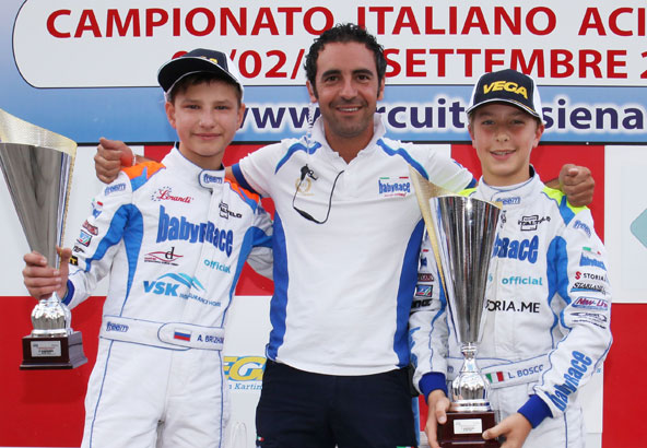 L'ancien pilote KZ Roberto Toninelli peut être heureux. Désormais team manager chez Baby Race, il réalise le doublé en OK-Junior