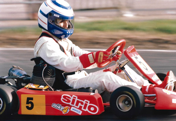 Alors qu'il venait d'obtenir son 4e titre de champion du Monde avant de se retirer de la F1 fin 1993, Alain Prost a participé au Challenge de l'Armistice afin de se préparer pour la 1ère édition du Elf Master de Paris-Bercy où nous avons assisté à son dernier duel avec Aytron Senna...
