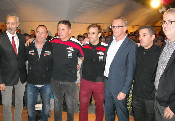Johann Zarco avec les élus locaux, son manager Laurent Fellon et Gérard Cavalloni (gilet noir), porteur du projet karting.