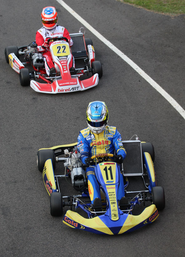 Ici au premier plan, Davide Fore va endosser les couleurs Birel Art. Pas la combinaison, mais le blouson et le polo !