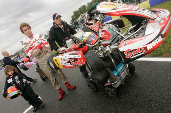 Au Mondial 2006, l'ASK Angerville avait lancé une belle initiative en proposant à des jeunes Mini-Karts d'accompagner sur la grille les meilleurs kartmen mondiaux. Ici Dorian Boccolacci avec Jean-Eric Vergne, futur pilote F1 !