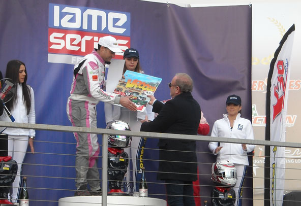 Yvon Amiel a lui-même remis ses dessins sur cadre lors des podiums, ici à Patrick Guidici, vainqueur en Gentleman (X30).