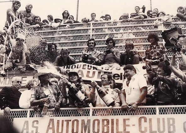 Cette photo du podium a été prise par Eric Jaussaud, le fils de Jean-Pierre, qui était au pied du podium à ce moment-là. A vous de reconnaitre Jacky Foulatier lorsqu’il avait 19 ans et bien plus de cheveux qu'aujourd'hui !