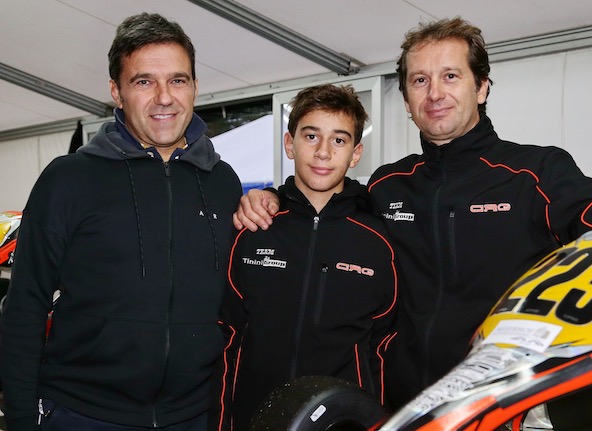 Initialement, Jarno Trulli n’était pas favorable à voir l’un de ses deux fils débuter. Mais Enzo n’a pas su résister à l’appel de la compétition après quelques séances de kart de location. Il est ici encadré par son père (à droite) et le manager de ce dernier: Lucio Cavuto