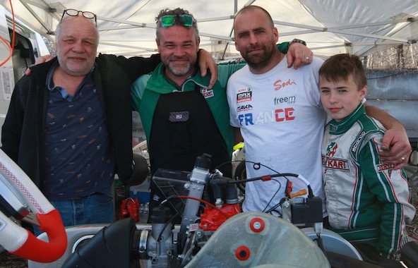 L'équipe First Kart Event au travail en début de saison à l'Open Kart à Salbris avec Charly et Noa Hipp (à droite sur la photo)