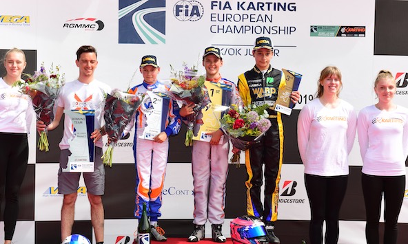 Jamie Day des Emirats Arabes Unis encadré de Marcus Amand et de son team manager, l'ancien pilote Jordon Lennox-Lamb