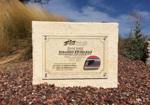 Hommage: Un rond-point au nom de Sébastien Enjolras