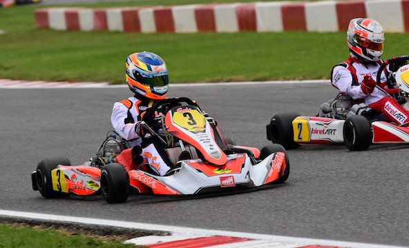 Mais Marijn Kremers va passer son rival juste avant la chicane, là où Adrien était passé quelques tours plus tôt.