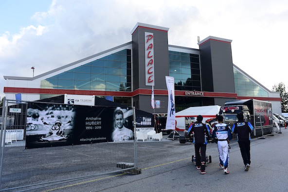 Le circuit et le complexe Power Park ne manquent pas d'infrastructures. A noter à gauche, la banderole en hommage à Anthoine Hubert