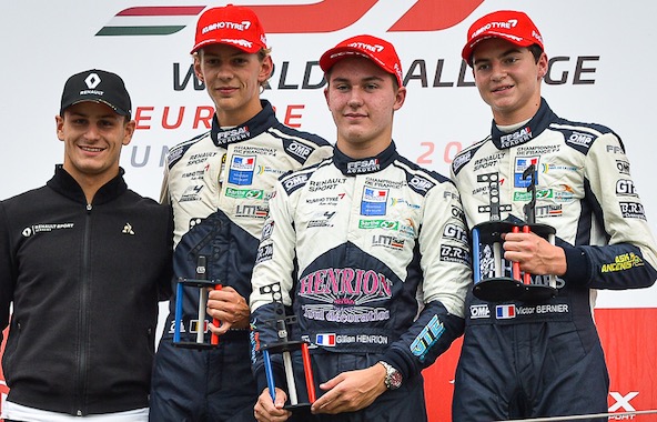 Podium Course 2 à Budapest avec Henrion vainqueur devant Van der Henst (à g.) et Bernier