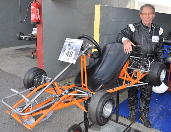 Gilbert Guyader à Laval en 2016, avec le “Dauphin”, le kart construit par le pilote et team-manager André Grammatico, qu’il avait retrouvé et entièrement restauré.