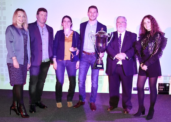 Kévin Estre, champion du Monde FIA Eudurance GT, entouré de Jean-Pierre Deschamps, président de l'ASK Rosny 93 (à sa gauche), de la Directrice des Sports du Conseil Départemental de la Seine-Saint-Denis Aurélie Gautier (à sa droite) et de membres de sa famille.