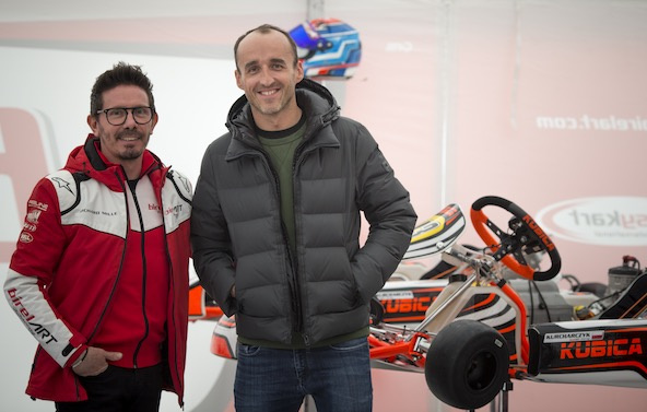 Robert Kubica dans le paddock d’Adria avec un jeune polonais