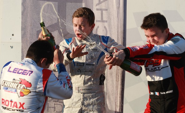 L’Open Kart reste une préparation idéale en ouverture de la saison. La preuve en images avec ce podium 2019 composé de Sacha Maguet, Esteban Masson et Dylan Léger: soit les 3 mêmes pilotes qui se sont retrouvés sur ce même piédestal quelques mois plus tard au Championnat de France Nationale !
