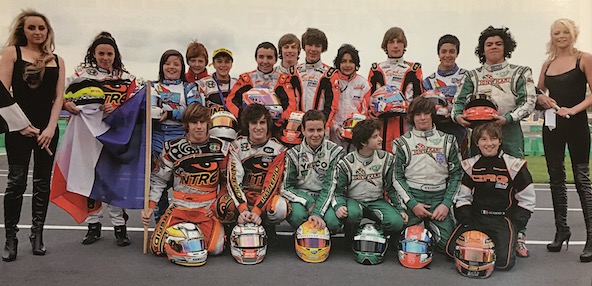 Sauriez-vous les reconnaître? Debout de g. à dr.: Ingrid Girard, Lucile Cypriano, Florian Latorre, Erwan Julé, Jules Roussel, Clément Bluy, Pierre Gasly, Esteban Ocon, Alex Baron, Enzo Guibbert et Victor Sendin. Accroupis de g. à dr.: Vincent Fraisse, Loïc Reguillon, Anthoine Hubert, Simon Tirman, Rémy Deguffroy et Benjamin Gérard.