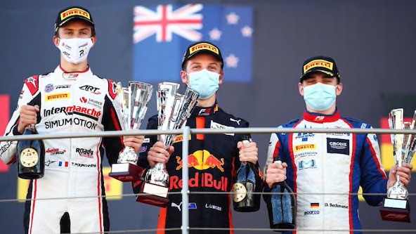 Un ultime podium lors de la dernière course, qui permet à Théo Pourchaire (à gauche) de devenir vice-Champion d’Europe de F3.