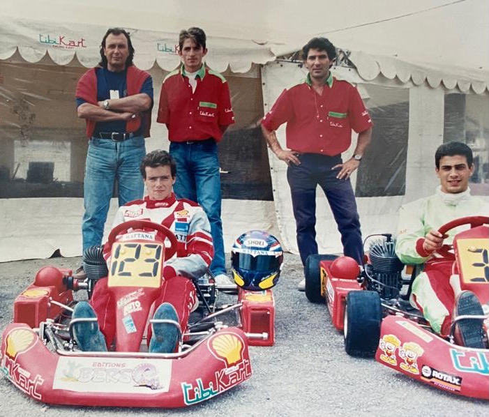 De g. à dr., Bernard Mattana, le mécanicien de Christian Julien (ici dans le kart n°123) et Jean-Pierre Cuoco, importateur TibiKart dans les années 90, avec Yannck Iglesias. Photo de Jacky Foulatier prise au Championnat du Monde à Cordoba (Argentine) en 1994