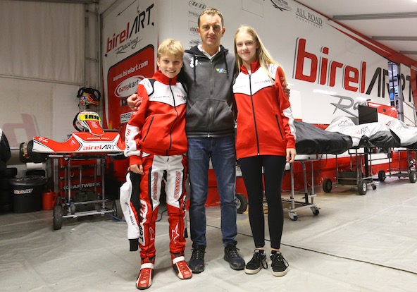 2 nouveaux pilotes Juniors pour le coach Davide Fore, quadruple Champion du Monde. Il s'agit d'Aurélia Nobels et de son frère Ethan qui n'a pas encore fêté ses 12 ans !