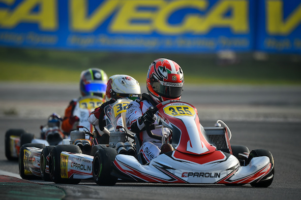 Déjà adversaires en 60 Mini, l'Emirati Al Dhaheri (qui a bien grandi) et le petit Japonais Kanamura (ici juste derrière) se sont retrouvés en OK-Junior, à nouveau pour jouer la gagne