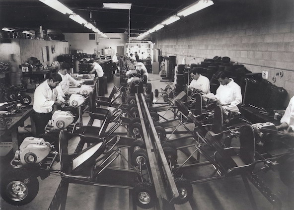 Ici une ligne d'assemblage de l'usine Bug Kart, il y a 60 ans ! Avant de désigner un problème informatique, Bug se traduit par insecte en anglais
