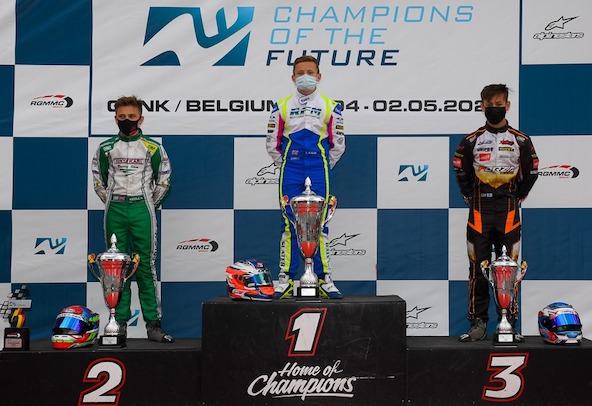 Un Kosmic-Vortex (Slater) du team RFM qui ne reste jamais longtemps sans gagner, devant un Tony Kart-Vortex (Keeble) de l'équipe officielle et un Exprit-TM (Smith) du Forza Racing
