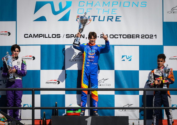 Rafael Camara (à gauche) décroche la victoire finale à la Champions of the Future en OK devant Arvid Lindblad (à dr.) et Nikola Tsolov (Photo RGMMC / TheRaceBox)