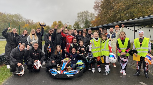Les participants à la course d’endurance KLN autour de Bruno Lévêque, ici assis dans le kart entouré par sa fille Malaury et son fils Enzo.