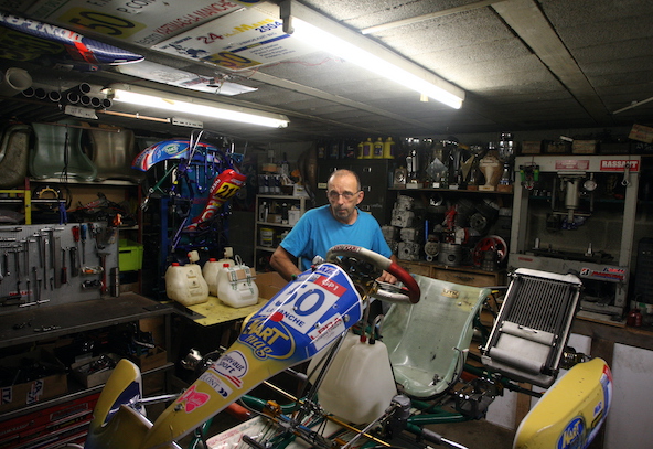 Thierry Hardouin est l’un des piliers du club. Il est ici dans son atelier préparant un kart pour les 24 heures du Mans !