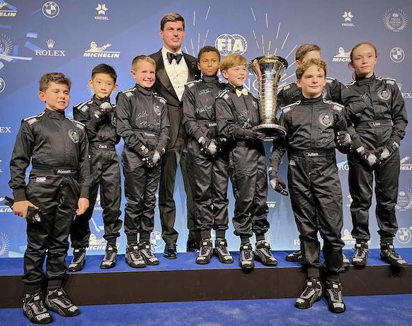 Remise des prix FIA, avec de jeunes kartmen pour accompagner les Champions