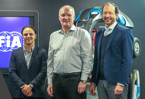 Secrétaire général de la FIA, Peter Bayer se livre à quelques annonces pour le karting