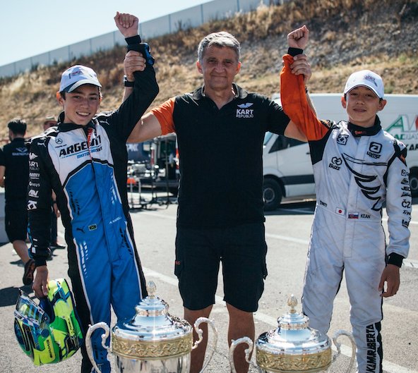 Victoire de Powell (à g.) devant Nakamura-Berta à Franciorta. Mais les deux protégés de Dino Chiesa (au centre) termine dans l'ordre inverse du Championnat. Le titre va donc au protégé d'Alpine F1 au détriment du pilote Mercedes-AMG F1 ! (photo KR Motorsport Press)