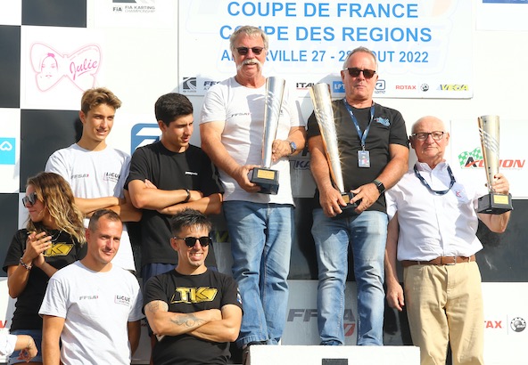 De droite à gauche, Alain Bachelet (PACAC, 3e), Michel Guignard (Ile de France, 1ère), Michel Cagnon avec des membres de sa Ligue (Rhône-Alpes, 2e)