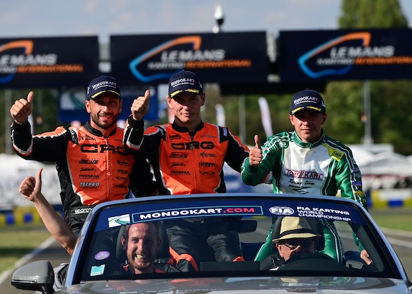 De g. à dr., Iglesias, Gustafsson, Milell. Assis à gauche, le team manager CRG Andrea Todisco, ancien pilote