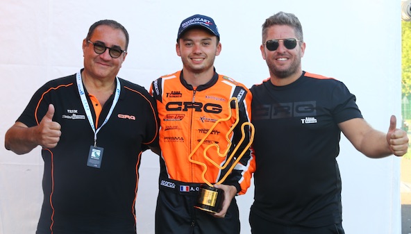 De g. à dr. en 2022, Giancarlo Tinini, le boss de CRG, Arthur Carbonnel et Nicolas Cavalloni, qui assure l’assistance du pilote français.