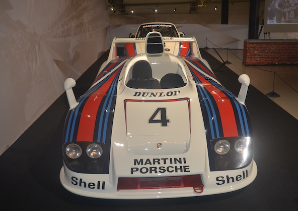 Cette Porsche 936 est remontée de la 41e à la 1ère place pour remporter l’édition 1977. Mais pourquoi avoir réparé le rétroviseur?