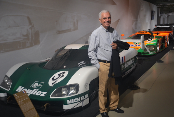 Hervé Guyomard, historien des 24 Heures du Mans et ancien directeur du circuit Bugatti et de son école de pilotage, pose devant la WM du record de vitesse dans les Hunaudières (405 km/h).