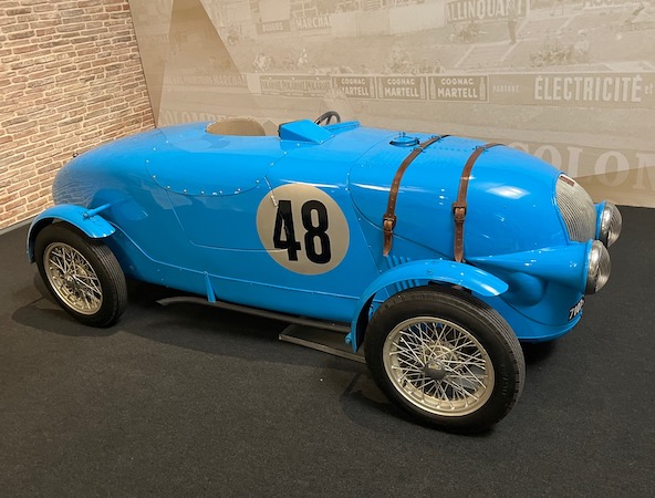 On l’oublie souvent, mais la légende du Mans s’est également forgée avec des voitures de très petites cylindrée, telle cette Simca 5 dont la cylindrée n’excède pas 566 cm3, engagée en 1939 par Amédée Gordini. Elle a d’ailleurs gagné sa classe.