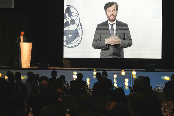 Parti à Baku pour la remise des prix de la FIA, le Président Mohammed Ben Sulayem a tenu un donner un discours en visio