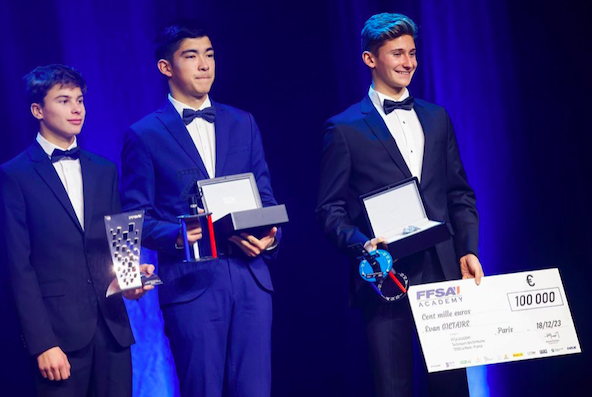 De g. à dr., Pacôme Weisenburger (Champion de France Junior FFSA Academy), Enzo Peugeot (vice-Champion de France F4) et Evan Giltaire (Champion de France F4)