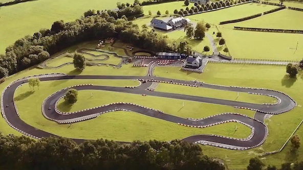 Insolite: Une villa à vendre en Irlande du Nord avec un circuit de karting dans le jardin